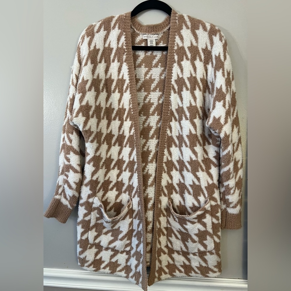 Sincerely Jules XS cardigan sweater tan and white